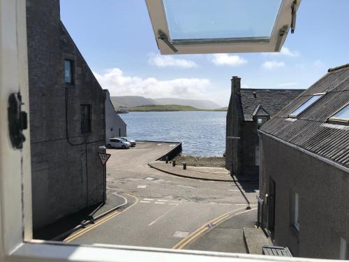 Spacious home by the sea in Scalloway.