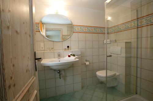 Double Room with Balcony image 4