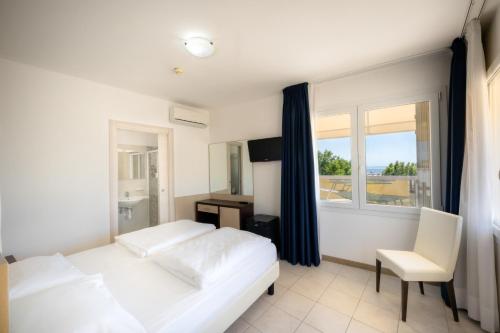 Double or Twin Room with Panoramic View image 2