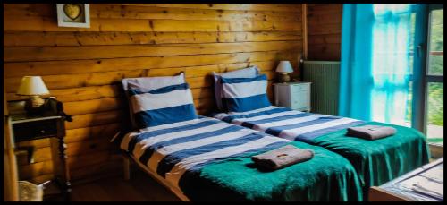 2 twin beds