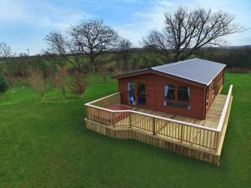 Tulip Lodge-green & Peace With Hot Tub, Slingsby, North Yorkshire