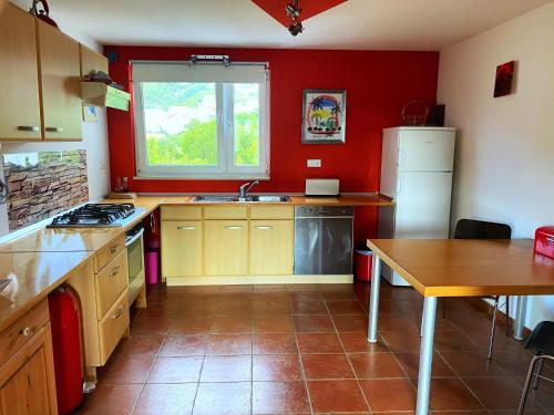 Modern Red & Blue Apartment, Podstrana (foto 7)