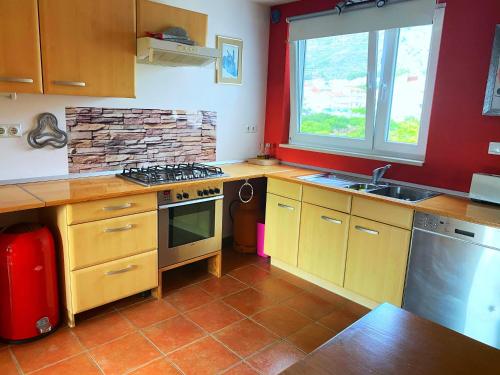 Modern Red & Blue Apartment, Podstrana (foto 8)