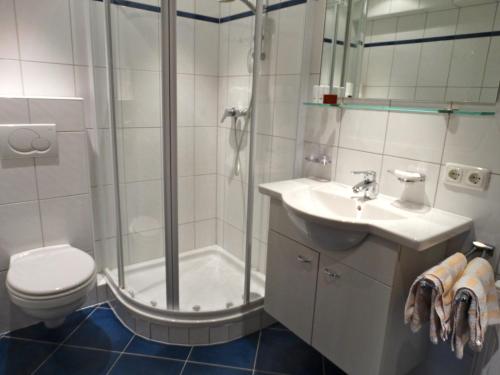 One-Bedroom Apartment with Lake View