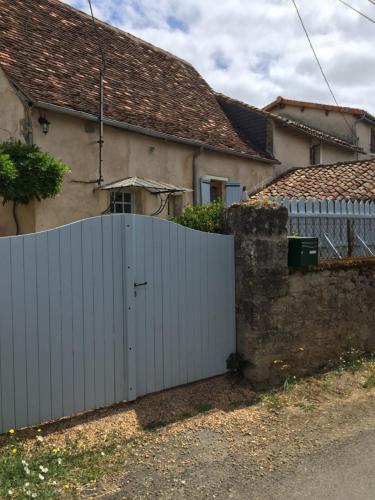 Charming and peaceful character cottage for two! gîte à louer Nanthiat