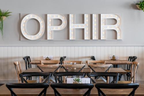 The Ophir Hotel Stop at Ophir Tavern to discover the wonders of Orange. The property offers guests a range of services and amenities designed to provide comfort and convenience. Service-minded staff will welcome and 