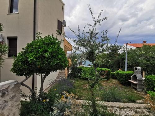  Apartments Brusel in Pag