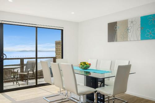 Self Contained Beach View Apartment in Blackmans Öböl