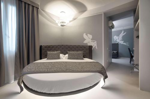 1 queen bed, 1 twin bed