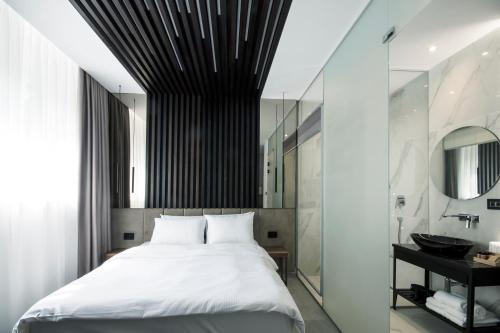 The Location Hotel - image 10