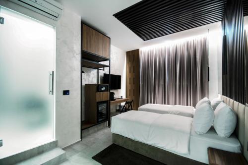 The Location Hotel - image 4
