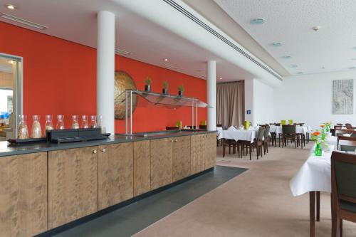 Food and beverages, ACHAT Hotel Corbin Munchen Airport in Freising