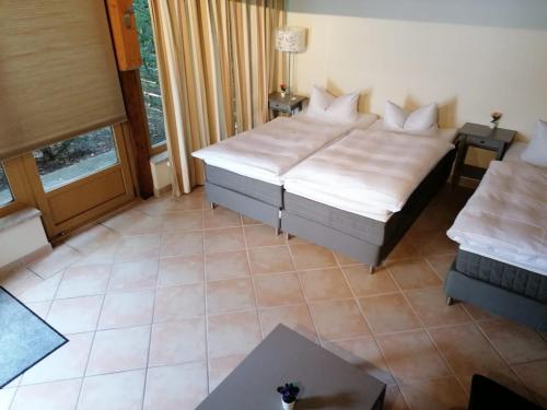 1 queen bed, 3 twin beds