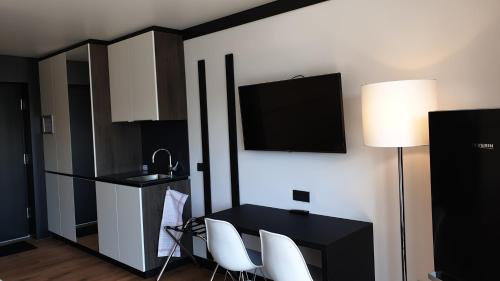 LE Hotel - image 5