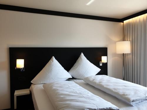 LE Hotel - image 8