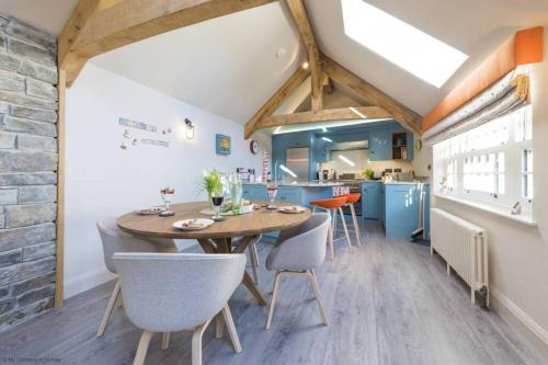 The Garth 5 Star Gold Luxury Cottages - Tap to explore photos