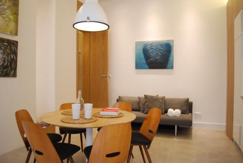 Stylish Studios Apartment in the City Center with Air Conditioning