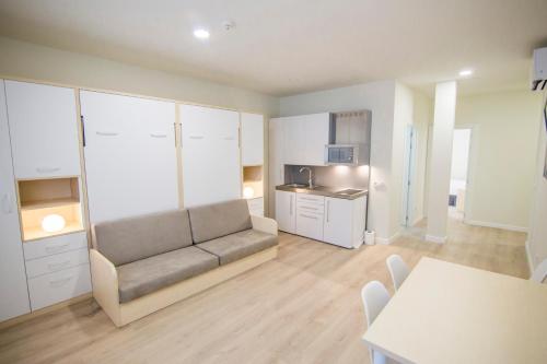Apartamentos Plaza de Santiago - Estudios Turisticos - 1 LLAVE