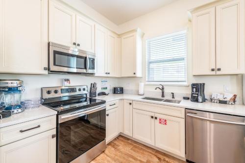 Peachy Cottage with Hotel Amenities Near Disney at Margaritaville 8032LS - image 9