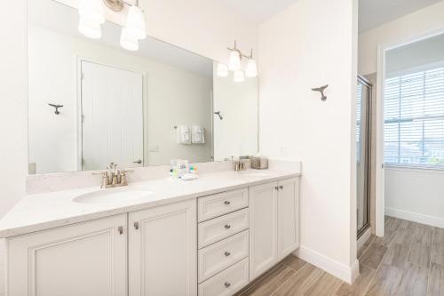 Lovely Cottage with Hot Tub Near Disney at Margaritaville 8085D - image 3