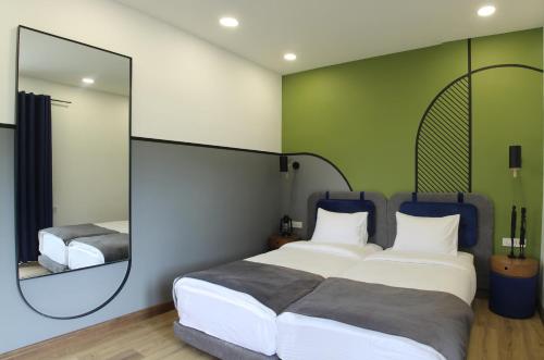 2 twin beds