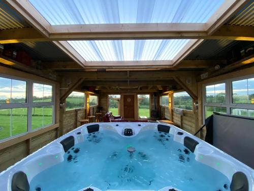 Sleeps 12 Hot Tub Sauna Cinema Pets Welcome