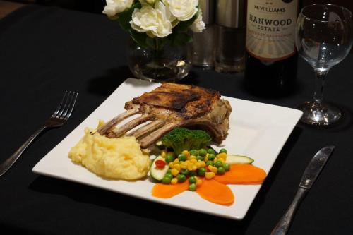 Essen und Erfrischungen, Colonial Motor Inn in West Wyalong