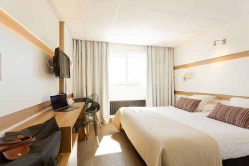 Standard Double or Twin Room view court