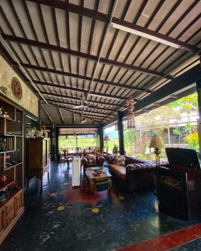 Előcsarnok, Ban Tung Lom in Mae Rim