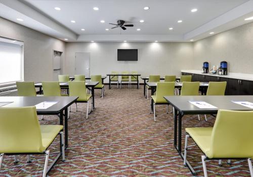 Holiday Inn Express Hotel & Suites Cleburne by IHG