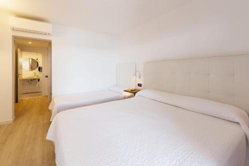 1 queen bed, 1 twin bed