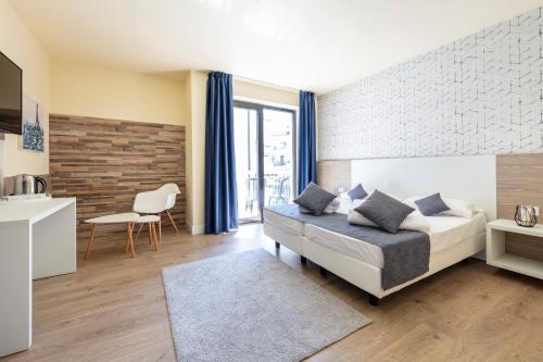 2 twin beds, 1 sofa bed