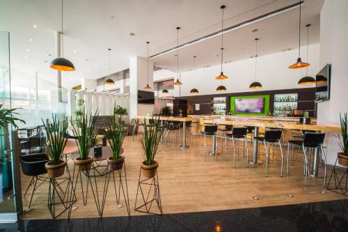 Bar/lounge, Holiday Inn Mexico City-Plaza Universidad By IHG in Coyoacán