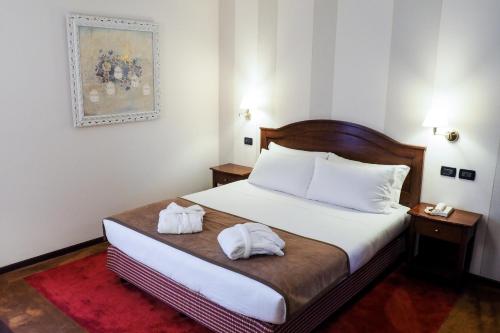 1 queen bed, 2 sofa beds
