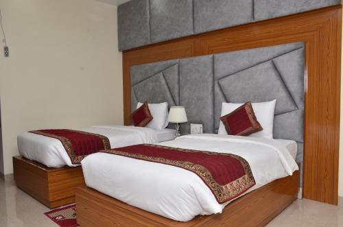 Deluxe Twin Room image 10