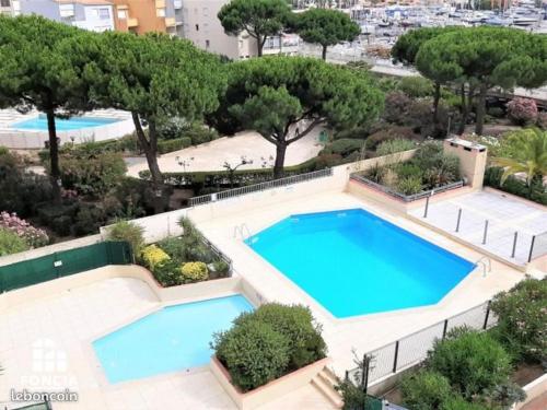 Appartement 1ere ligne VUE PORT avec piscine, parc.