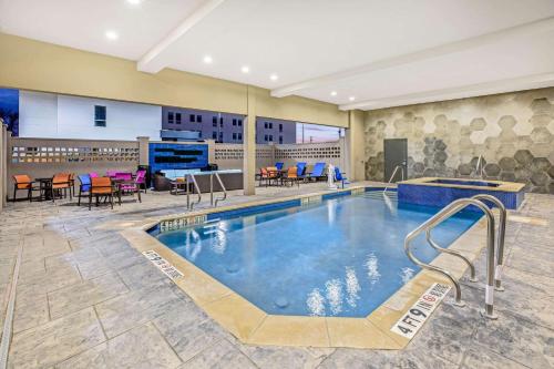La Quinta by Wyndham Waco Baylor Downtown - image 3