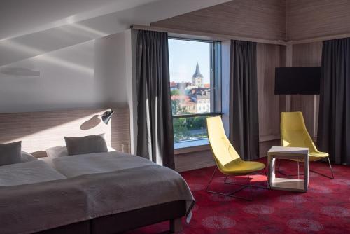 2 queen beds