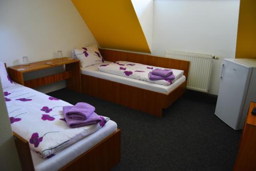 2 twin beds