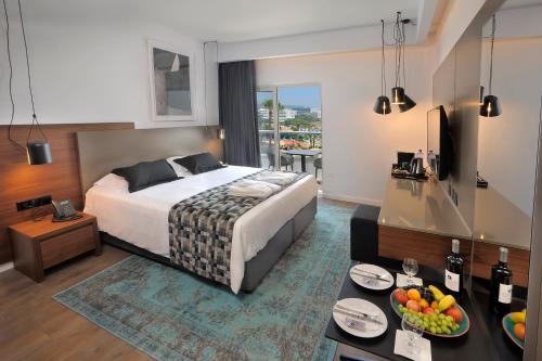 Deluxe Double or Twin Room with Sea View image 4