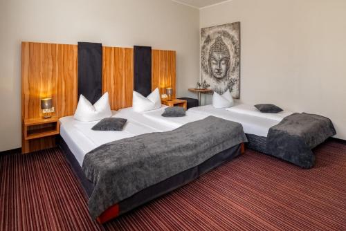 1 queen bed, 1 sofa bed