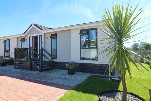 Spacious Lodge Near Seven Sandy Beaches, , Cornwall