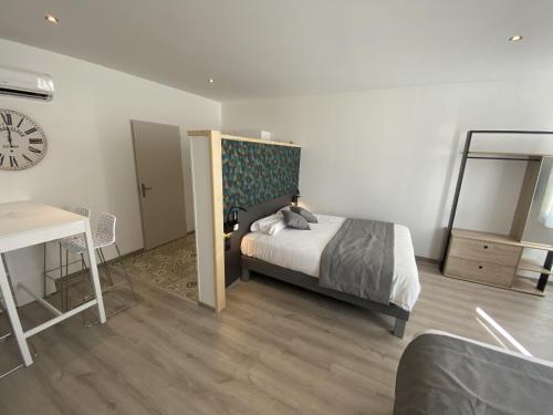 1 queen bed, 1 twin bed