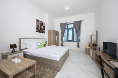Signature Holiday Homes - Furnished Studio in Palace Tower 2 Silicon Oasis - image 9