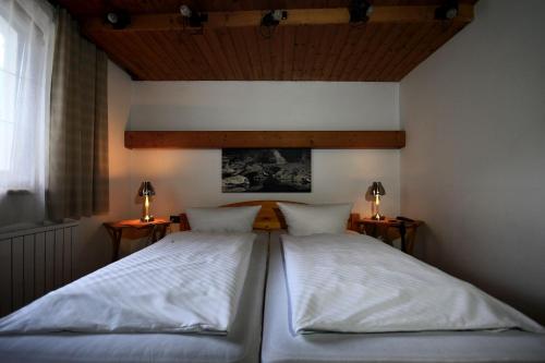 2 queen beds