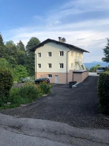 Velden View Ferienwohnung direkt am Wald mit großer Sonnenterrasse und grandiosem Karawankenblick in Velden am Wörthersee, Österreich