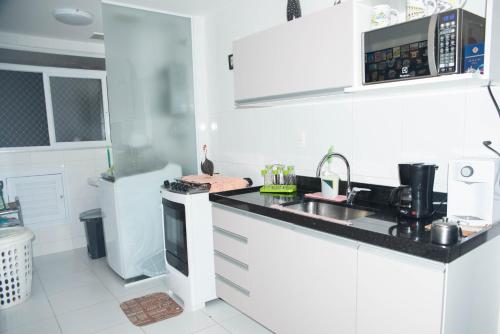 Kitchen, QUARTO EM CONDOMINIO DE LUXO NA BARRA DA TIJUCA near Bar Do Sargento