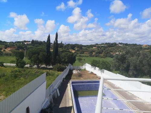 Algarve, 3 bedroom house with pool, in Porches