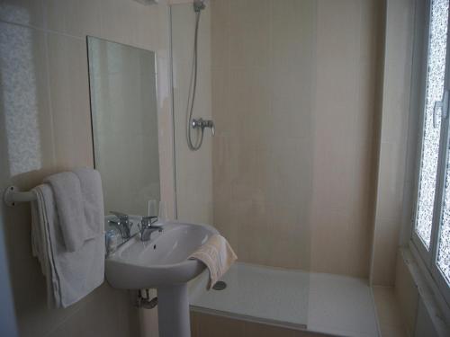 Bathroom, Hotel Moderne in Maisons-Alfort