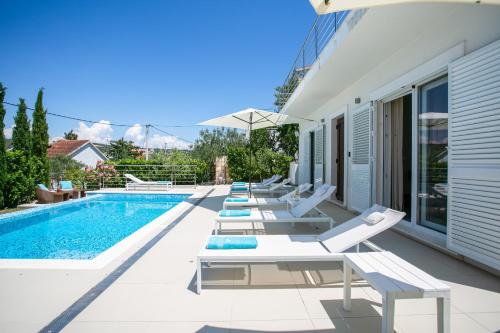 Stunning Villa Avalon with pool for 9, 2 mins to beach - Accommodation - Trogir